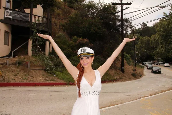 女優フィービー価格バナーでポーズフィービー価格デザイン 帽子と白いセクシーなドレスを身に着けています ロサンゼルス 七の十四の十一 — ストック写真