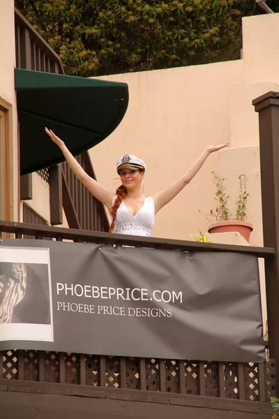 Herečka Phoebe Price Pózuje Banneru Phoebe Price Designs Nosí Klobouk — Stock fotografie