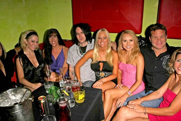 Jamie McCall, Dee Dee Bigelow, Adam Black, Katie Lohmann, Alana Curry ve Knockout Magazine 'in Ağustos sayısında Başkan Gray Knight. 07-03-08