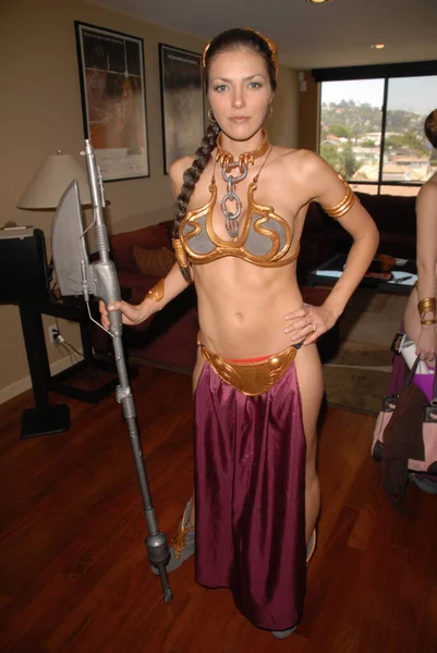 Adrianne Curry Indossa Costume Slave Leia Posa Sulla Macchina Fotografica — Foto Stock