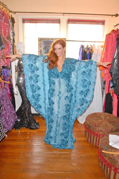 Phoebe Price Vistiendo Vestido Azul Posando Cámara — Foto de Stock