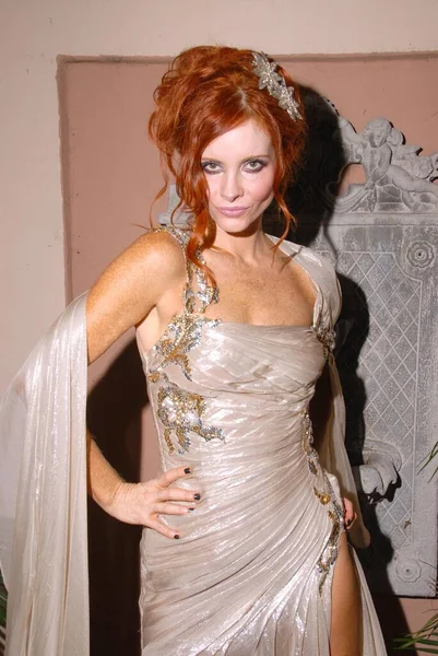 Phoebe Price Preparing Emmy Wearing Dress Jean Fares Couture Headpiece — Stock Photo, Image