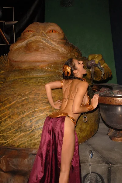 Jabba Hutt Adrianne Curry Vistiendo Traje Esclavo Leia Comiendo Rana —  Fotos de Stock
