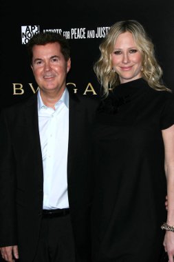 Simon Fuller ve Natalie Swanston, Simon Fuller ve Paul Haggis 'i onurlandıran Bvlgari Özel Etkinliği' nde Barış ve Adalet için Çocuklar ve Sanatçılar, Özel Yer, Beverly Hills, CA. 01-13-11