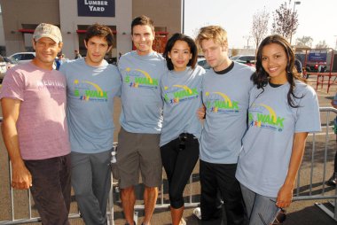 L-R Thomas Calabro, Michael Rady, Colin Egglesfield, Stephanie Jacobsen, Trevor Donovan ve Jessica Lucas CA, ABD 'deki halka açık etkinlikte.