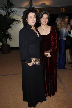 Jennifer Tilly ve kız kardeşi Meg Tilly Calley 2009 Vali Ödülleri 'nde Sinema Sanatları ve Bilimleri Akademisi, Hollywood ve Highland Center' da Grand Ballroom, Hollywood, CA tarafından sunulmuştur. 11-14-09
