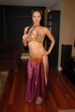 Adrianne Curry, Slave Leia kostümü giyip kameraya poz veriyor. Nazik Dev Stüdyoları, Burbank, CA