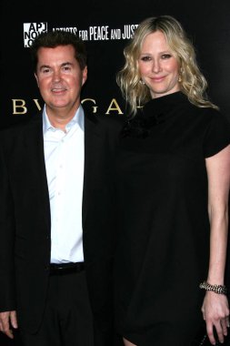 Simon Fuller ve Natalie Swanston, Simon Fuller ve Paul Haggis 'i onurlandıran Bvlgari Özel Etkinliği' nde Barış ve Adalet için Çocuklar ve Sanatçılar, Özel Yer, Beverly Hills, CA. 01-13-11