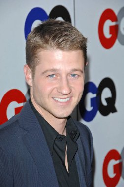 Ben McKenzie, popüler etkinlikte ünlü.