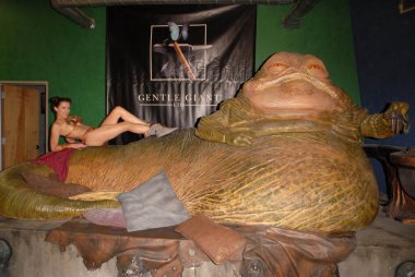 Alicia Arden, Köle Leia günü turnesinde Jabba the Hutt, Gentle Giant Stüdyoları, Burbank, CA ile fotoğraf çekimi yapıyor. 07-16-10