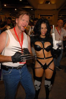 Aeon Flux rolünde Alicia Arden WolverineCelebrityCosplay, San Diego Comic Con, San Diego Kongre Merkezi 'nde haberleşme üyeleri. 07-24-10