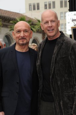  Sir Ben Kingsley ve Bruce Willis, Sir Ben Kingsley 'in Hollywood Şöhret Yolu, CA   