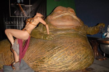 Alicia Arden, Köle Leia günü turnesinde Jabba the Hutt, Gentle Giant Stüdyoları, Burbank, CA ile fotoğraf çekimi yapıyor. 07-16-10