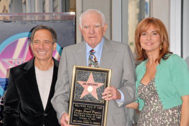 Harvey Levin, Yargıç Joseph A. Wapner ve Yargıç Marilyn Milianat Yargıç Joseph A. Wapner 'ın Hollywood Şöhret Yolu, Hollywood, CA' ya kabul töreni. 11-12-09