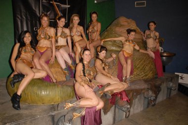 Burbank, ABD - 07-16-10: Anna Kay Akana, Jill Franklin, Victoria, Paula Labaredas, Adrianne Curry, Bridget Lane Parks, Natalie Atkins, Alicia Arden ve Shea Strandefer ile Jabba the Hutt ile Köle Leia günü turunda