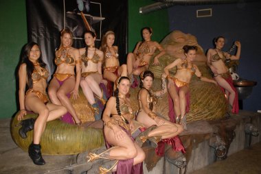 Burbank, ABD - 07-16-10: Anna Kay Akana, Jill Franklin, Victoria, Paula Labaredas, Adrianne Curry, Bridget Lane Parks, Natalie Atkins, Alicia Arden ve Shea Strandefer ile Jabba the Hutt ile Köle Leia günü turunda