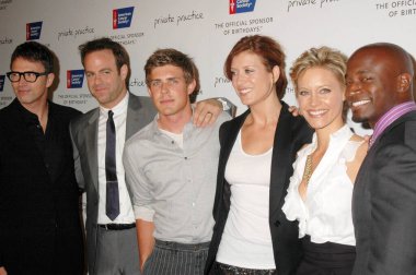 L-R Tim Daly, Paul Adelstein, Chris Lowell, Kate Walsh, KaDee Strickland ve Taye Diggsat ABC 'nin 