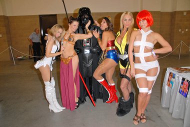  Paula Labaredas, Alicia Arden, Darth Vader, Bridgetta Tomarchio, Mary Carey ve Rena Riffel CelebrityCosplay.comat Pasadena Rock 'n Comic Day 2, Pasadena Kongre Merkezi, Pasadena 