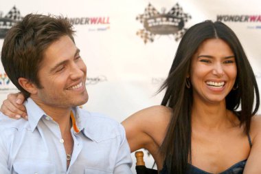 Roselyn Sanchez ve Eric Winterat, kanserli çocuklar için düzenlenen bir basın toplantısında Eva Longoria Parker 'ı etkinliğin onursal başkanı seçtiler. The Americana at Brand, Glendale, CA. 