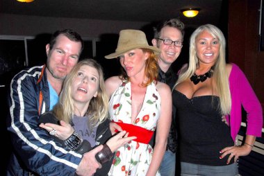  Jason Rothberg, Abigail Smith, Jenny McShane, Jane Doe 'lardan Andy Tubman ve Mary Carey, Harry the Dog, Sportsman' s Lodge By The Pool Weekly konser serisi Sportman 's Lodge, Studio City, CA  