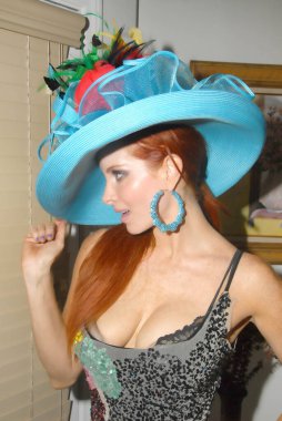 Phoebe Pricewear Del Mar Yarış Açılış Günü için Phoebe Price Tasarımları, Özel Konum, Beverly Hills, CA