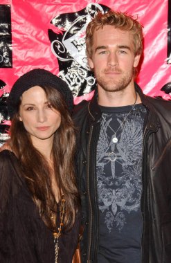 Heather McComb ve James Van Der Beek 5. Geleneksel En İyi Drag Show 'da AIDS İçin Bağış Gecesi' nde. Orpheum Tiyatrosu, Los Angeles, CA. 10-14-07