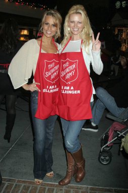 Trisha Kara ve Aubrie Lemonat Kurtuluş Ordusu 'nun geleneksel Onurlu Belediye Başkanı Johnny Grant ve Yerel ve İlçe İtfaiye Şefleri. Orijinal Çiftçi Pazarı, Los Angeles, CA. 11-19-07