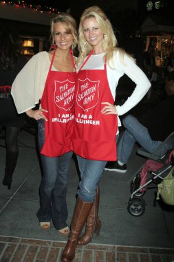 Trisha Kara ve Aubrie Lemonat Kurtuluş Ordusu 'nun geleneksel Onurlu Belediye Başkanı Johnny Grant ve Yerel ve İlçe İtfaiye Şefleri. Orijinal Çiftçi Pazarı, Los Angeles, CA. 11-19-07