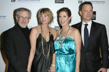 Steven Spielberg ve Kate Capshaw, Rita Wilson ve Tom Hanks ile birlikte 14. Yıllık Saks Fifth Avenue 'deki' Unutulmaz Akşam Vakfı 'nın Kadın Kanser Araştırma Fonu yararına. Beverly Hills, CA 'dan. 02-10-09