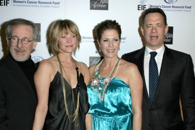 Steven Spielberg ve Kate Capshaw, Rita Wilson ve Tom Hanks ile birlikte 14. Yıllık Saks Fifth Avenue 'deki' Unutulmaz Akşam Vakfı 'nın Kadın Kanser Araştırma Fonu yararına. Beverly Hills, CA 'dan. 02-10-09