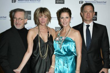 Steven Spielberg ve Kate Capshaw, Rita Wilson ve Tom Hanks ile birlikte 14. Yıllık Saks Fifth Avenue 'deki' Unutulmaz Akşam Vakfı 'nın Kadın Kanser Araştırma Fonu yararına. CA mı? 02-10-09