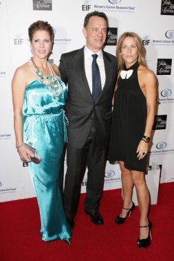 Rita Wilson, Tom Hanks ve Sheryl Crow 'la birlikte Eğlence Endüstrisi Kadın Kanseri Araştırma Fonu yararına düzenlenen Beşinci Cadde' deki 'Unutulmaz Akşam Vakfı' nda. Beverly Wilshire Oteli, Beverly Hills, CA. 02-10-09