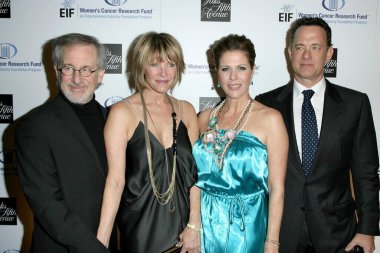 Steven Spielberg ve Kate Capshaw, Rita Wilson ve Tom Hanks ile birlikte 14. Yıllık Saks Fifth Avenue 'deki' Unutulmaz Akşam Vakfı 'nın Kadın Kanser Araştırma Fonu yararına. Beverly Hills, CA 'dan. 02-10-09