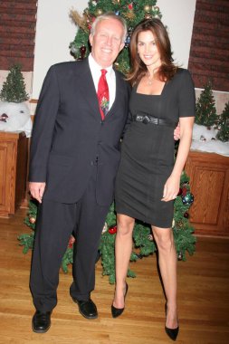 Papaz David Worth ve Cindy Crawford, Beverly Hills Presbiteryen Kilisesi 'nin Malibu Presbiteryen Kilisesi' nin yeniden inşası için düzenlediği 30. yıllık Noel kutlamasında. Beverly Hills Presbiteryen Kilisesi, Beverly Hills, CA. 12-08-07