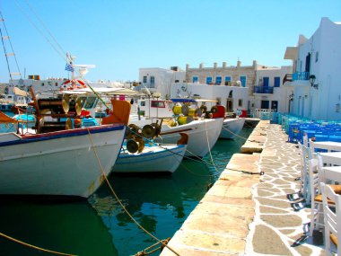 Yunanistan 'ın Paros kentinde park halindeki tekneler