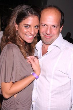 Bridgetta Tomarchio ve köpek barınaklarımızda ötenazi yapmak üzere olan köpekler için farkındalık fonu toplamak amacıyla 1. Geleneksel Şirinler Derneği 'nin davetlisi. 5. ve Sunset Stüdyoları, Los Angeles, CA. 11-16-07 / Resim Koleksiyonu