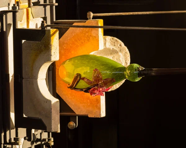 Glass Blower Works Ornate Green Bottle — Stock Photo, Image