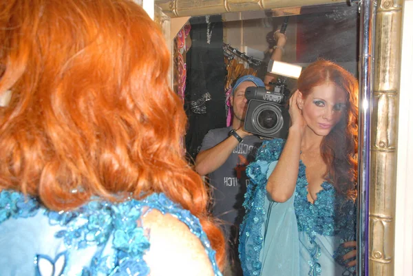 Phoebe Price Ubrana Niebieską Sukienkę Pozująca Kamery — Zdjęcie stockowe