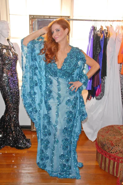 Phoebe Price Vistiendo Vestido Azul Posando Cámara —  Fotos de Stock