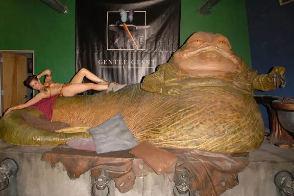 Alicia Arden, Köle Leia günü turnesinde Jabba the Hutt, Gentle Giant Stüdyoları, Burbank, CA ile fotoğraf çekimi yapıyor. 07-16-10