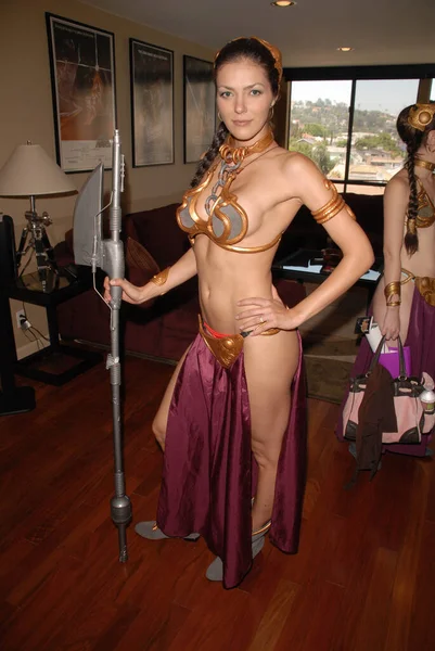 Adrianne Curry穿着奴隶Leia的服装在镜头前摆姿势加州伯班克 温文尔雅的巨人阵 — 图库照片