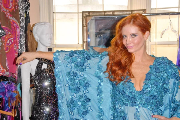 Phoebe Price Ubrana Niebieską Sukienkę Pozująca Przed Kamerą — Zdjęcie stockowe