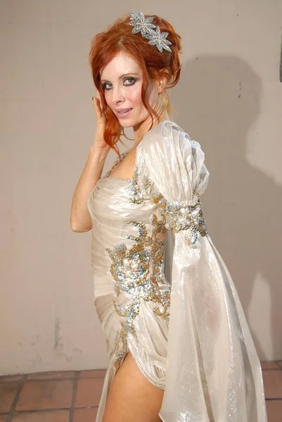 Phoebe Price Preparing Emmy Wearing Dress Jean Fares Couture Headpiece — Stock Photo, Image
