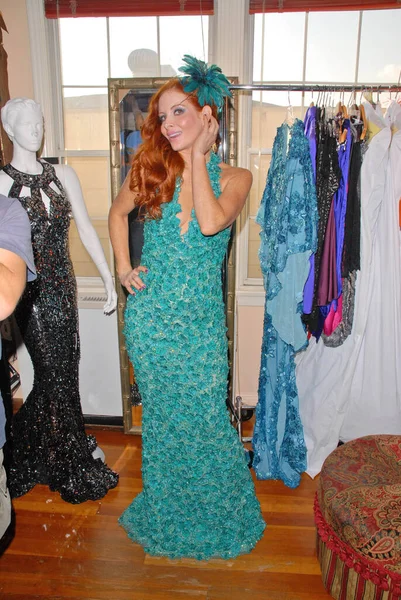 Phoebe Price Vistiendo Vestido Color Tortuga Posando Cámara — Foto de Stock