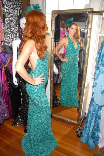 Phoebe Cena Noszenie Żółwia Sukienka Kolor Pozowanie Przed Kamerą — Zdjęcie stockowe