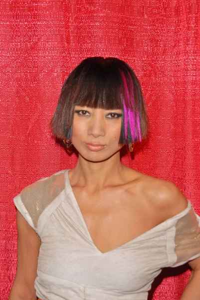 Bai Ling Posa Celebrity Karaoke Troop Care Package Party Locals — Foto Stock