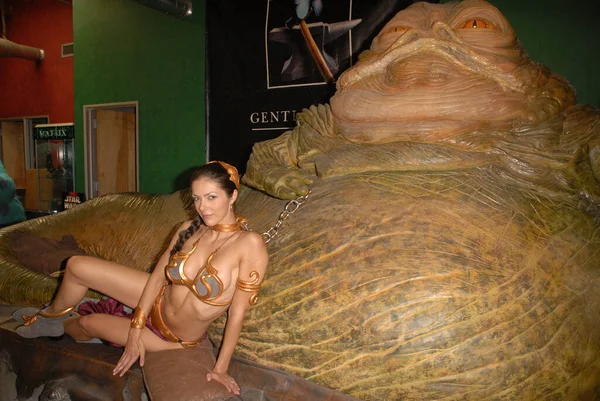 Jabba Hutt Adrianne Curry Vestindo Traje Slave Leia Personagens Star — Fotografia de Stock