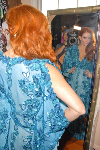 Фібі Прайс Блакитній Сукні Позує Чоловіка Камери — стокове фото