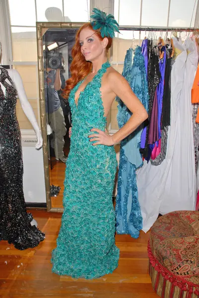 Phoebe Cena Noszenie Żółwia Sukienka Kolor Pozowanie Przed Kamerą — Zdjęcie stockowe