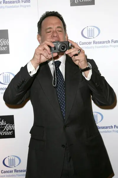 汉克斯 Tom Hanks 是第14届年度Saks Fifth Avenue 难忘的夜晚 活动的负责人 该活动为娱乐业基金会的女性癌症研究基金带来了好处 位于加州贝弗利山的贝弗利威尔郡酒店 — 图库照片